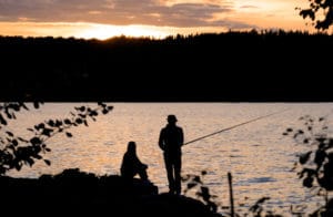 Angler im Sonnenuntergang in Schweden am See