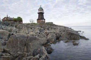Leuchtturm in Schweden auf felsiger Formation