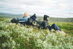 Naturschutz in Schweden - Wanderer sitzen gemeinsam im hohen Gras