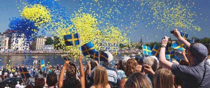 Besonderheit der schwedischen Flaggentage: Jetzt wird die blau-gelbe Flagge gehisst.