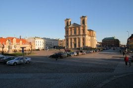 Blick über den Stortorget auf die Fredrikskyrkan. Foto: Magnus Bäck /commons.wikimedia.org/