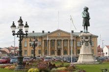 Lässt den Blick schweifen: Statue Karls XI. auf dem Stortorget, im Hintergrund das Rathaus von Karlskrona. Foto: Giåm (Guillaume Baviere) /flickr.com (CC BY 2.0)